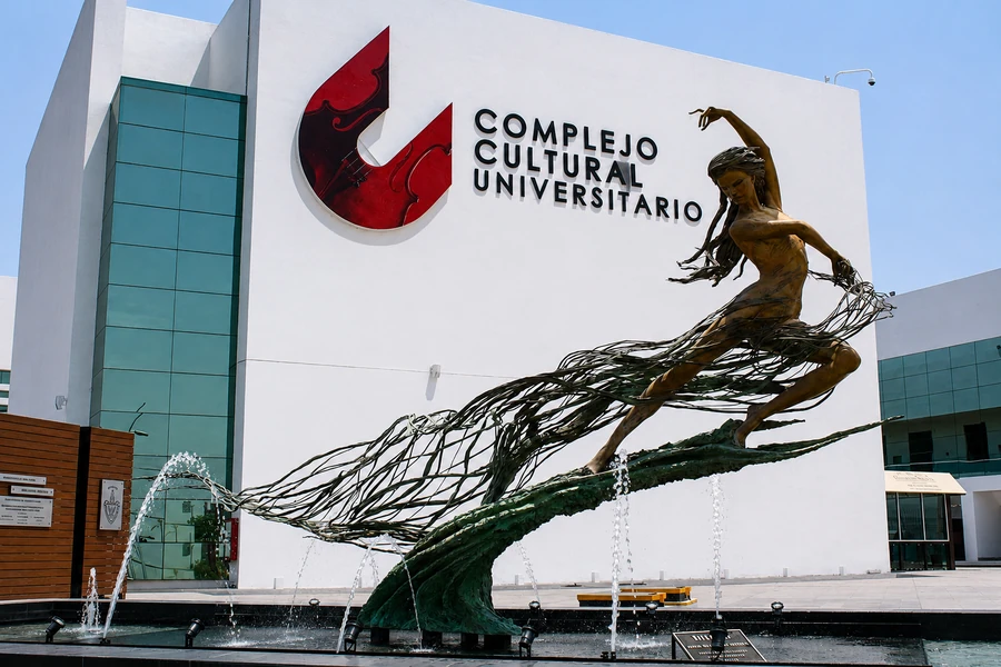 Fachada del Complejo Cultural Universitario BUAP con su escultura principal
