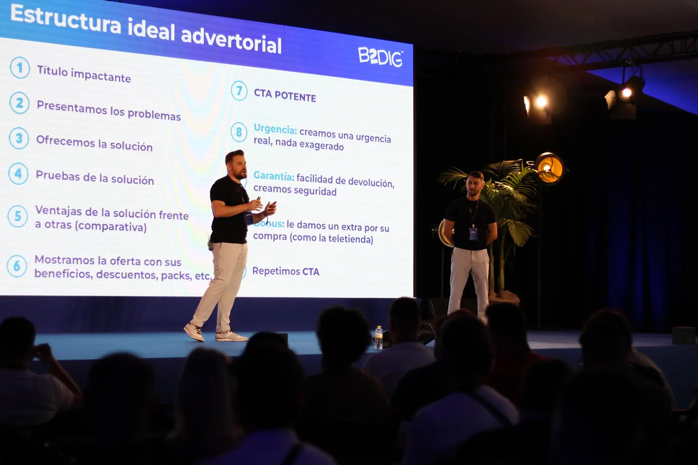 Ponentes compartiendo estrategias en el escenario de ECOM NOW
